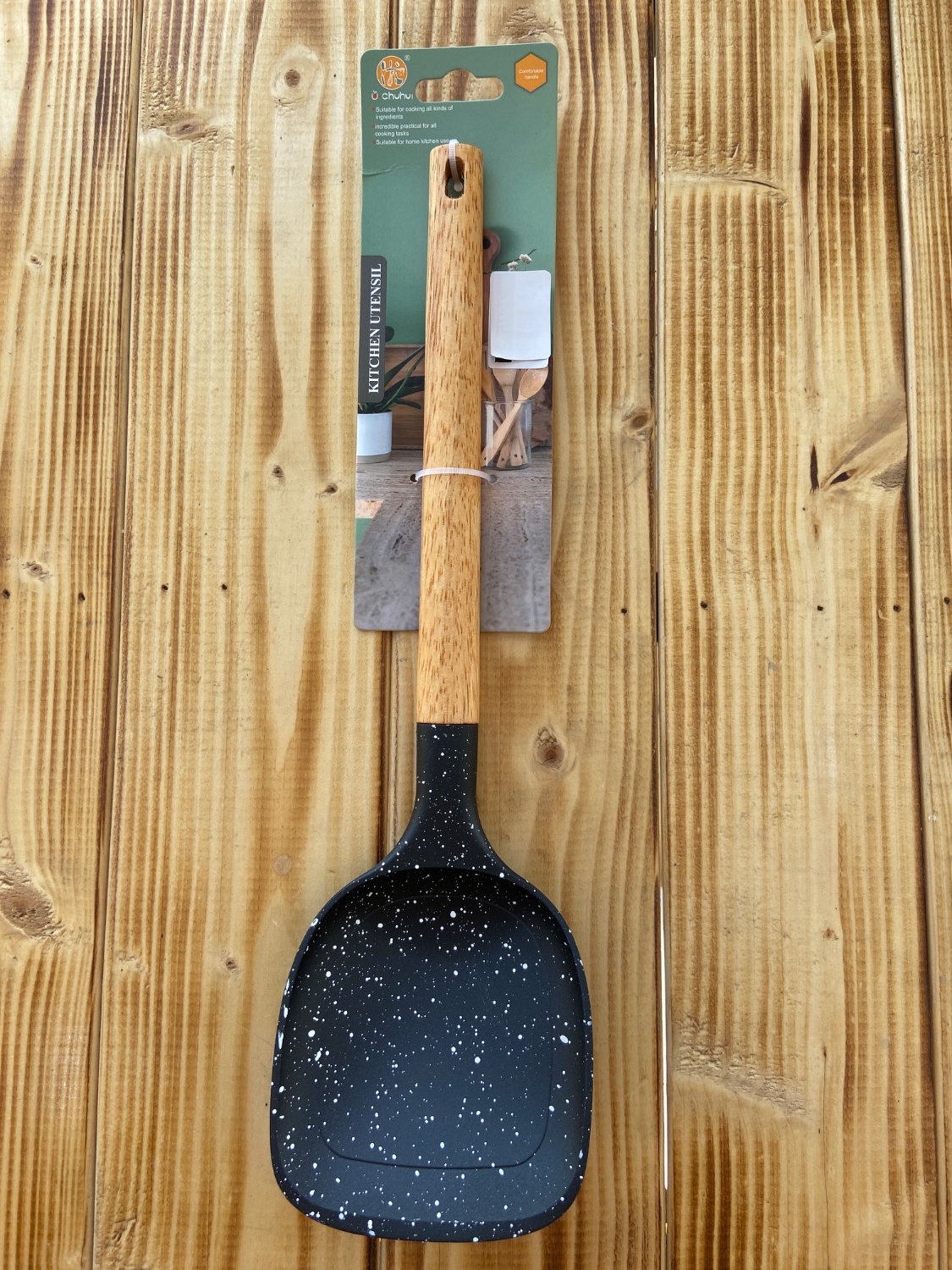 کفگیر لبه دار مشکی دسته چوبی